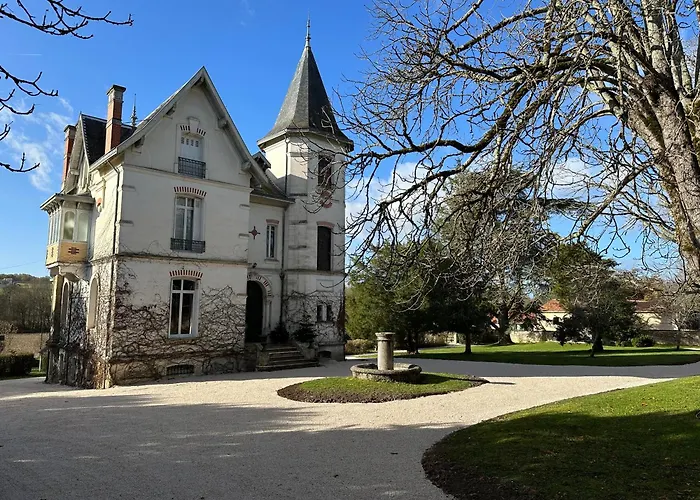 Guest house Chateau De Moulede 3*