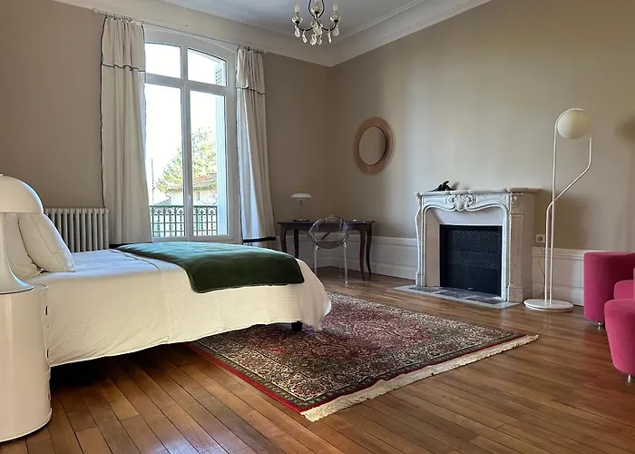 Chateau De Moulede Guest house Linars