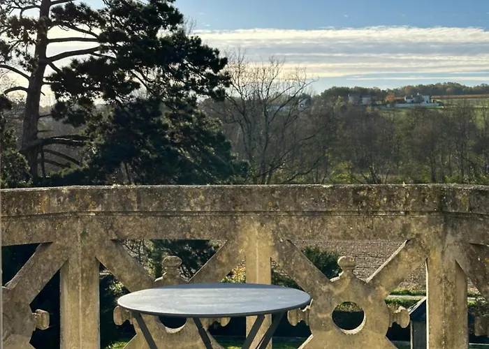 Chateau De Moulede Penzion